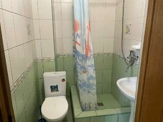 Гостиница Ася Анапа Двухместный номер с 1 кроватью или 2 отдельными кроватями и общей ванной комнатой-2