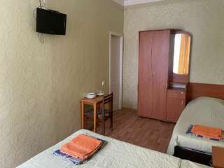 Гостиница Ася Анапа Двухместный номер с 1 кроватью или 2 отдельными кроватями и общей ванной комнатой-1