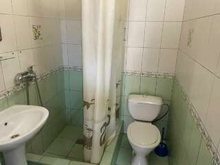 Гостиница Ася Анапа Двухместный номер с 1 кроватью или 2 отдельными кроватями и общей ванной комнатой-2