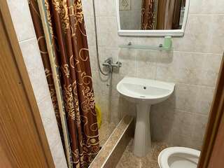 Гостиница Ася Анапа Двухместный номер с 1 кроватью или 2 отдельными кроватями и общей ванной комнатой-2